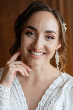 Beyaz elbiseli gelin otelin içindeki eğitim kampında.