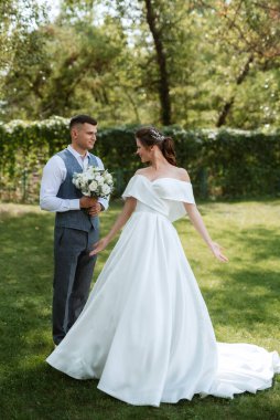 Gelin ve damadın parktaki ilk buluşması.