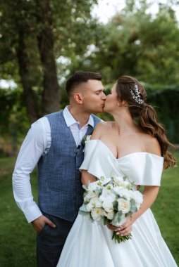 Gelin ve damadın parktaki ilk buluşması.