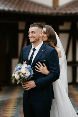 Gelin ve damadın parktaki ilk buluşması.