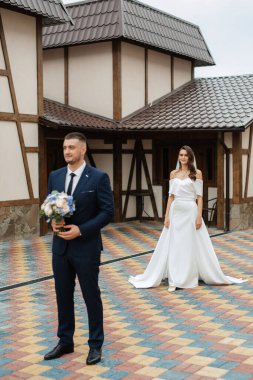 Gelin ve damadın parktaki ilk buluşması.