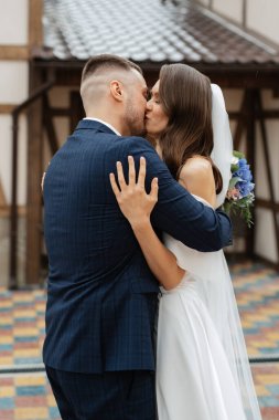 Gelin ve damadın parktaki ilk buluşması.