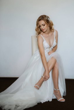 morning of the bride with the creation of the image of makeup and the creation of hairstyles