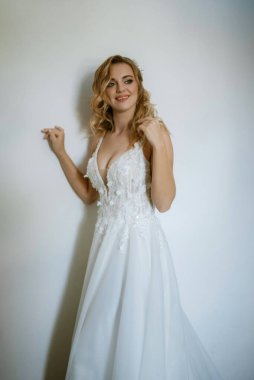 morning of the bride with the creation of the image of makeup and the creation of hairstyles