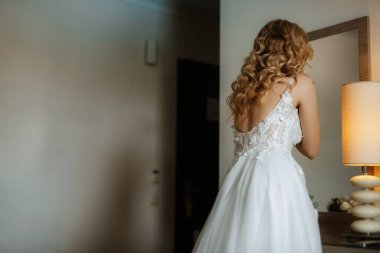 morning of the bride with the creation of the image of makeup and the creation of hairstyles
