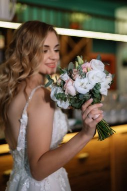 bride inside the cocktail bar at the bar in a bright atmosphere