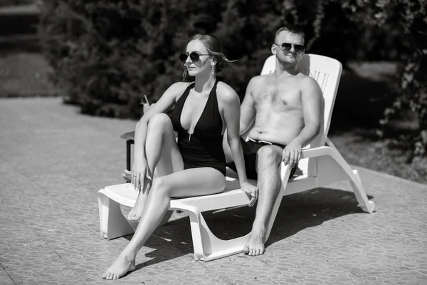 Mann Und Mädchen Badeanzügen Entspannen Sich Sonnen Sich Und Haben — Stockfoto