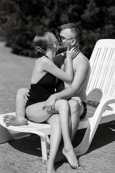 Mann Und Mädchen Badeanzügen Entspannen Sich Sonnen Sich Und Haben — Stockfoto