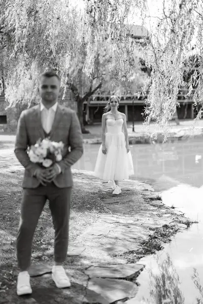 Első Találkozó Menyasszony Vőlegény Esküvői Ruhák Parkban — Stock Fotó