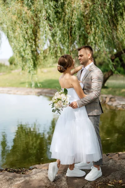 Brudens Och Brudgummens Första Möte Bröllopskläder Parken — Stockfoto