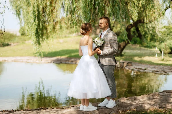 Első Találkozó Menyasszony Vőlegény Esküvői Ruhák Parkban — Stock Fotó