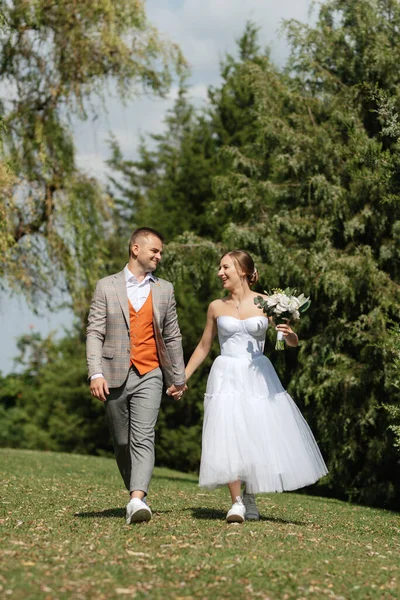 공원에서 결혼식 의상을 신부와 신랑의 — 스톡 사진