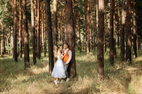 Noiva Jovem Casal Vestido Curto Branco Noivo Terno Cinza Uma — Fotografia de Stock