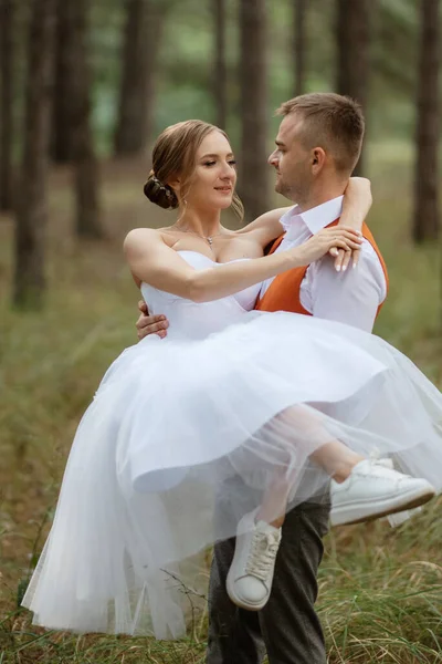 Молодая Пара Невеста Белом Коротком Платье Жених Сером Костюме Сосновом — стоковое фото