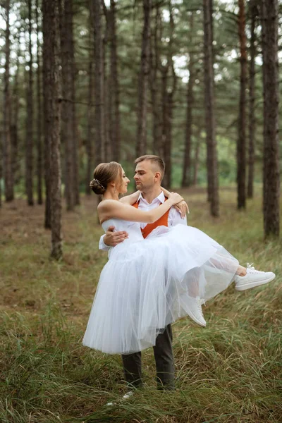 드레스를 나무숲 속에서 흰옷을 — 스톡 사진