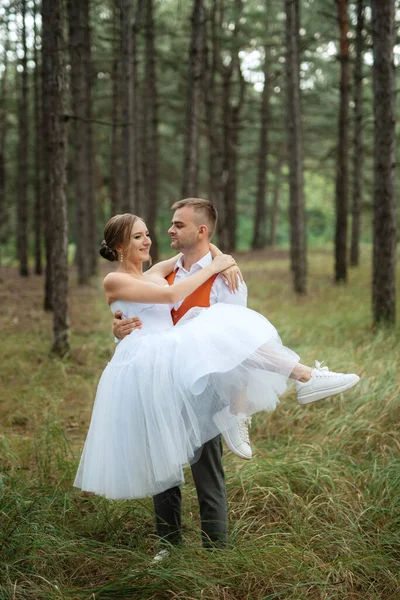 드레스를 나무숲 속에서 흰옷을 — 스톡 사진