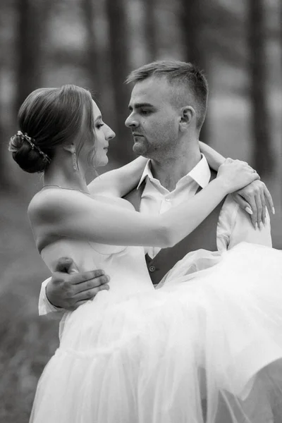Jeune Couple Mariée Dans Une Robe Courte Blanche Marié Dans — Photo