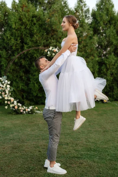 Der Erste Tanz Des Bräutigams Und Der Braut Kurzen Brautkleid — Stockfoto
