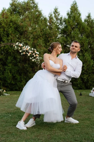 Πρώτος Χορός Του Γαμπρού Και Της Νύφης Ένα Σύντομο Νυφικό — Φωτογραφία Αρχείου