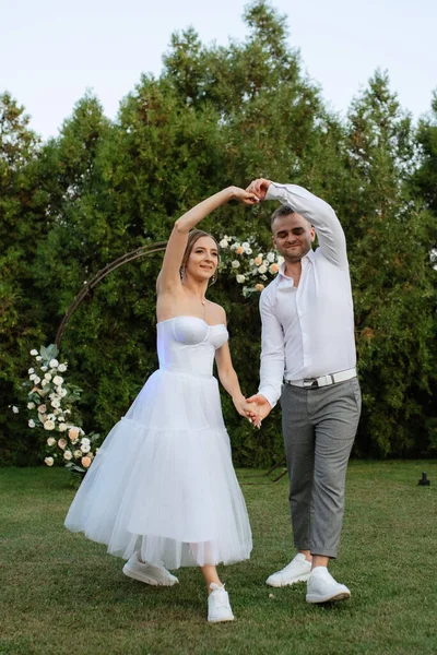 Első Tánc Vőlegény Menyasszony Egy Rövid Esküvői Ruha Egy Zöld — Stock Fotó