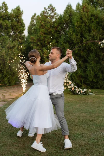 Brudgummens Och Brudens Första Dans Kort Bröllopsklänning Grön Äng — Stockfoto