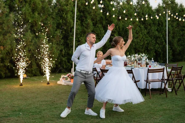 First Dance Groom Bride Short Wedding Dress Green Meadow — Stock Photo, Image