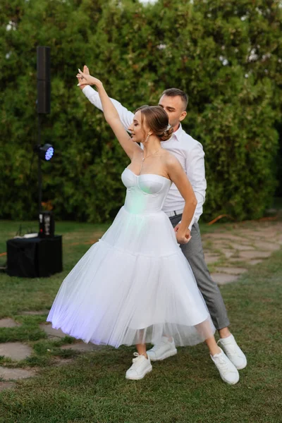 Primeira Dança Noivo Noiva Vestido Casamento Curto Prado Verde — Fotografia de Stock