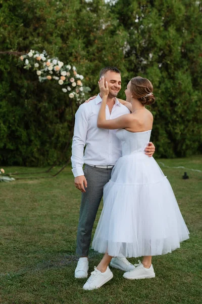Первый Танец Жениха Невесты Коротком Свадебном Платье Зеленом Лугу — стоковое фото