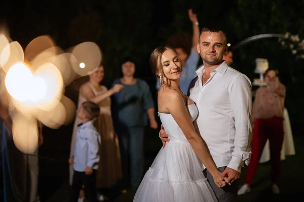Newlyweds Wedding Corridor Sparklers — стоковое фото