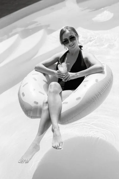 Ein Mädchen Schwarzen Badeanzug Schwimmt Auf Einem Aufblasbaren Kreis Einem — Stockfoto