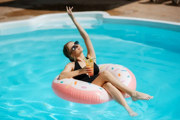 Ein Mädchen Schwarzen Badeanzug Schwimmt Auf Einem Aufblasbaren Kreis Einem — Stockfoto
