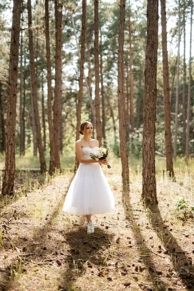 Noiva Jovem Vestido Curto Branco Uma Floresta Pinheiros Primavera Entre — Fotografia de Stock