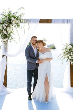 Nehrin yakınındaki yüksek bir rıhtımda davetlilerle düğün töreni.