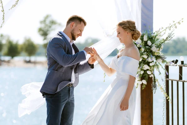 Huwelijksceremonie Een Hoge Pier Bij Rivier Met Uitgenodigde Gasten — Stockfoto