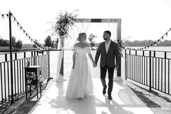 Wedding Ceremony High Pier River Invited Guests — Stockfoto