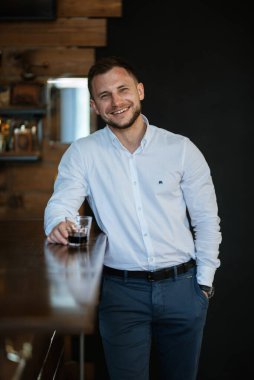 Berber dükkanındaki eğitim kampında tıraş olmuş ve stil yapmış genç bir adamın portresi.