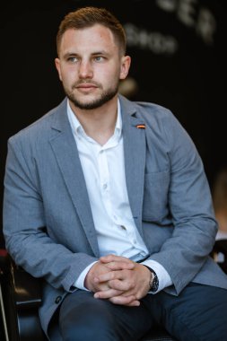 Berber dükkanındaki eğitim kampında tıraş olmuş ve stil yapmış genç bir adamın portresi.