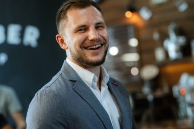 Berber dükkanındaki eğitim kampında tıraş olmuş ve stil yapmış genç bir adamın portresi.