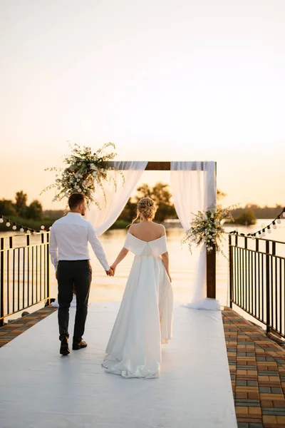 Bride Groom Backdrop Yellow Sunset Pier River —  Fotos de Stock