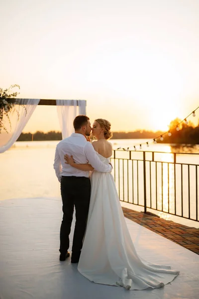 Bride Groom Backdrop Yellow Sunset Pier River — Stok fotoğraf