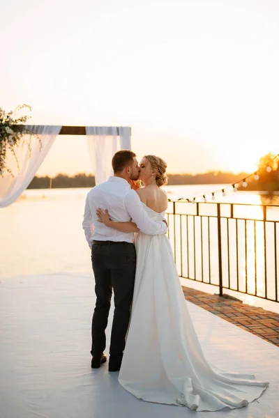 Bride Groom Backdrop Yellow Sunset Pier River — Stok fotoğraf
