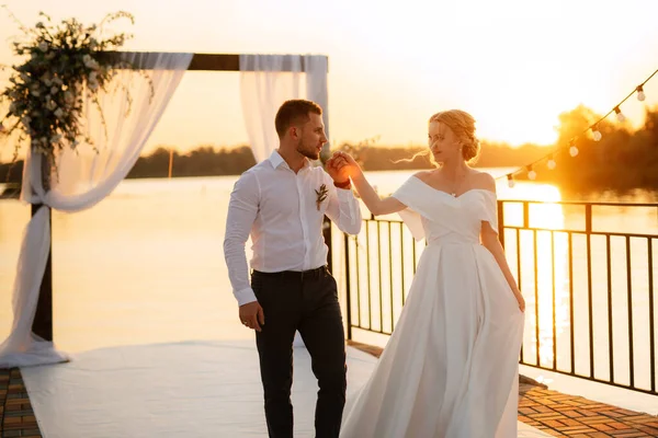 Bride Groom Backdrop Yellow Sunset Pier River — 图库照片