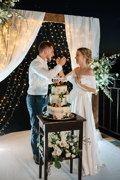 Newlyweds Happily Cut Laugh Taste Wedding Cake — 스톡 사진