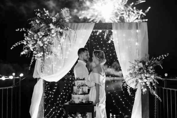 Newlyweds Happily Cut Laugh Taste Wedding Cake — Foto de Stock