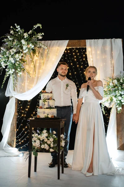 Newlyweds Happily Cut Laugh Taste Wedding Cake — Stock Fotó