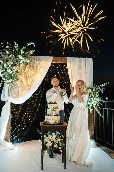 Newlyweds Happily Cut Laugh Taste Wedding Cake —  Fotos de Stock