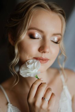 morning of the bride with the creation of the image of makeup and the creation of hairstyles