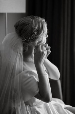 morning of the bride with the creation of the image of makeup and the creation of hairstyles