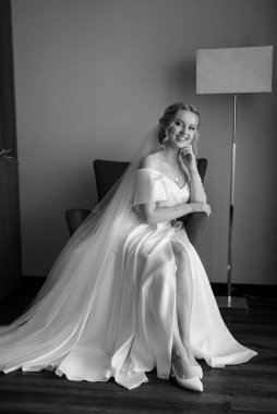 morning of the bride with the creation of the image of makeup and the creation of hairstyles