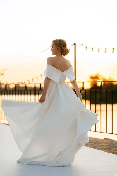 Menyasszony Háttérben Egy Sárga Naplemente Mólón Folyó Közelében — Stock Fotó